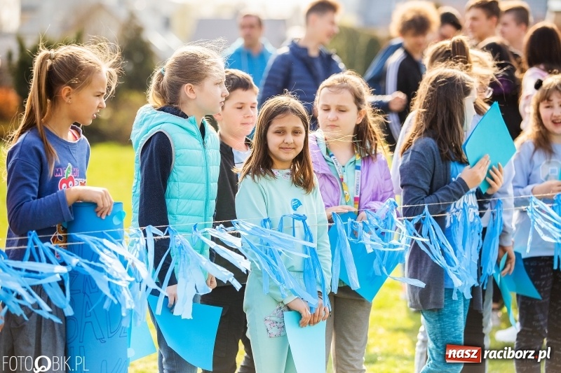Zdjęcie w galerii na portalu naszraciborz.pl: Świecimy razem dla autyzmu. Happening w Szkole Podstawowej nr 1 wiadomości z regionu