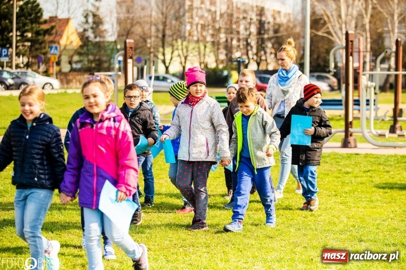 Zdjęcie w galerii na portalu naszraciborz.pl: Świecimy razem dla autyzmu. Happening w Szkole Podstawowej nr 1 wiadomości z regionu
