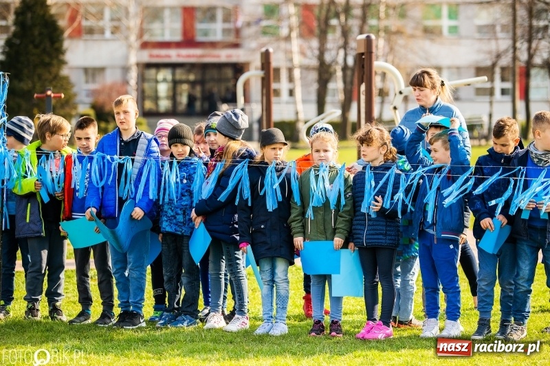 Zdjęcie w galerii na portalu naszraciborz.pl: Świecimy razem dla autyzmu. Happening w Szkole Podstawowej nr 1 wiadomości z regionu