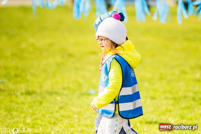 Zdjęcie w galerii na portalu naszraciborz.pl: Świecimy razem dla autyzmu. Happening w Szkole Podstawowej nr 1 wiadomości z regionu