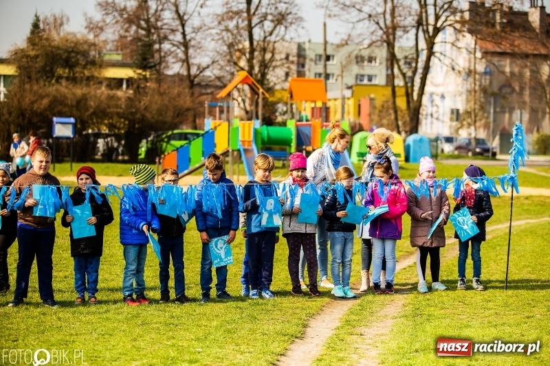 Zdjęcie w galerii na portalu naszraciborz.pl: Świecimy razem dla autyzmu. Happening w Szkole Podstawowej nr 1 wiadomości z regionu