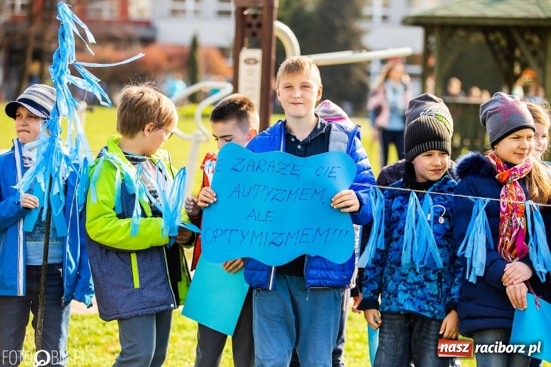Zdjęcie w galerii na portalu naszraciborz.pl: Świecimy razem dla autyzmu. Happening w Szkole Podstawowej nr 1 wiadomości z regionu