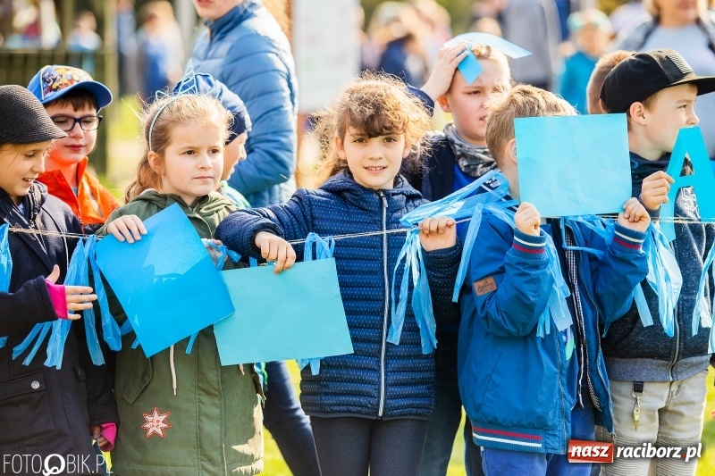 Zdjęcie w galerii na portalu naszraciborz.pl: Świecimy razem dla autyzmu. Happening w Szkole Podstawowej nr 1 wiadomości z regionu