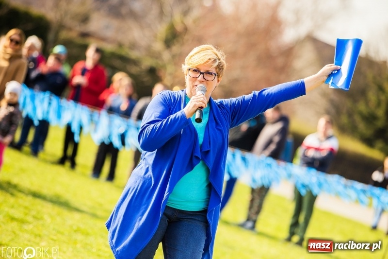 Zdjęcie w galerii na portalu naszraciborz.pl: Świecimy razem dla autyzmu. Happening w Szkole Podstawowej nr 1 wiadomości z regionu