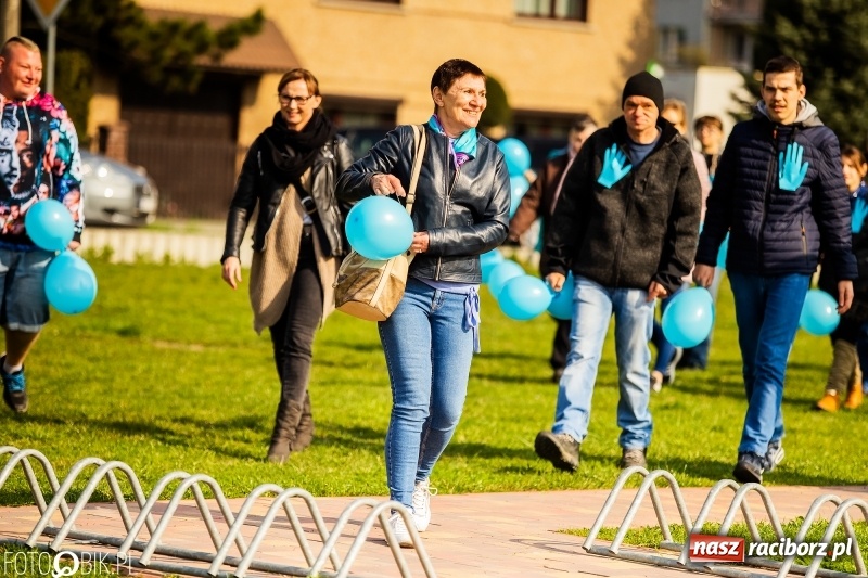 Zdjęcie w galerii na portalu naszraciborz.pl: Świecimy razem dla autyzmu. Happening w Szkole Podstawowej nr 1 wiadomości z regionu