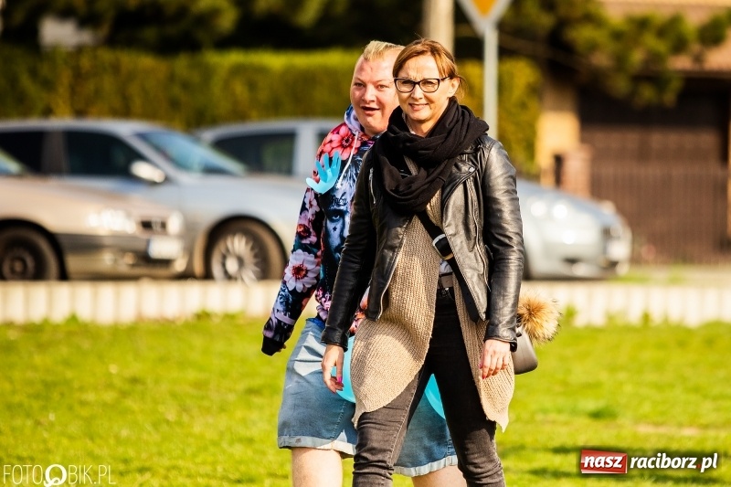 Zdjęcie w galerii na portalu naszraciborz.pl: Świecimy razem dla autyzmu. Happening w Szkole Podstawowej nr 1 wiadomości z regionu