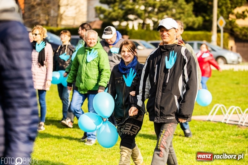 Zdjęcie w galerii na portalu naszraciborz.pl: Świecimy razem dla autyzmu. Happening w Szkole Podstawowej nr 1 wiadomości z regionu