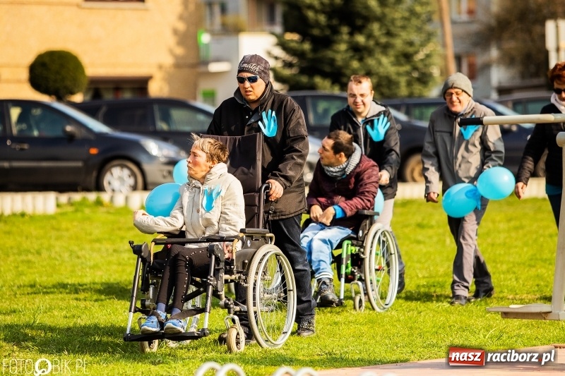 Zdjęcie w galerii na portalu naszraciborz.pl: Świecimy razem dla autyzmu. Happening w Szkole Podstawowej nr 1 wiadomości z regionu