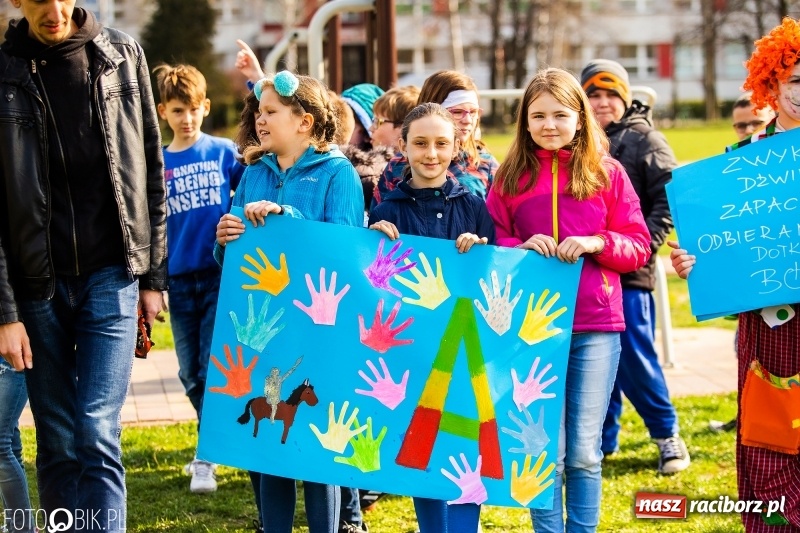 Zdjęcie w galerii na portalu naszraciborz.pl: Świecimy razem dla autyzmu. Happening w Szkole Podstawowej nr 1 wiadomości z regionu