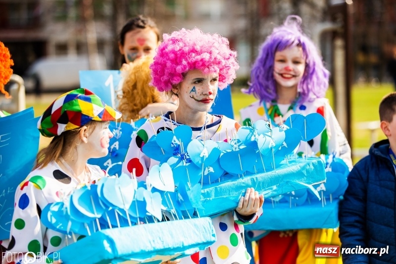Zdjęcie w galerii na portalu naszraciborz.pl: Świecimy razem dla autyzmu. Happening w Szkole Podstawowej nr 1 wiadomości z regionu