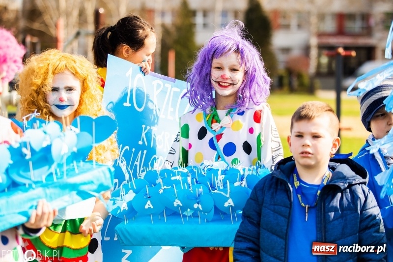 Zdjęcie w galerii na portalu naszraciborz.pl: Świecimy razem dla autyzmu. Happening w Szkole Podstawowej nr 1 wiadomości z regionu