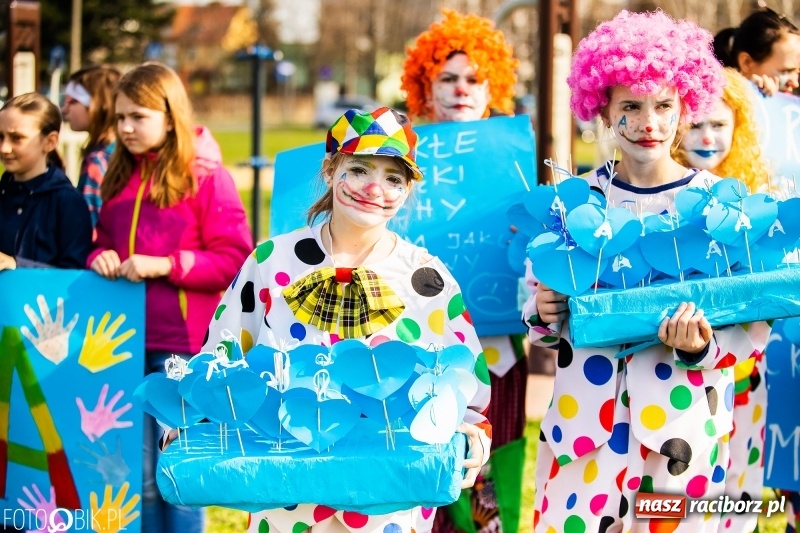 Zdjęcie w galerii na portalu naszraciborz.pl: Świecimy razem dla autyzmu. Happening w Szkole Podstawowej nr 1 wiadomości z regionu