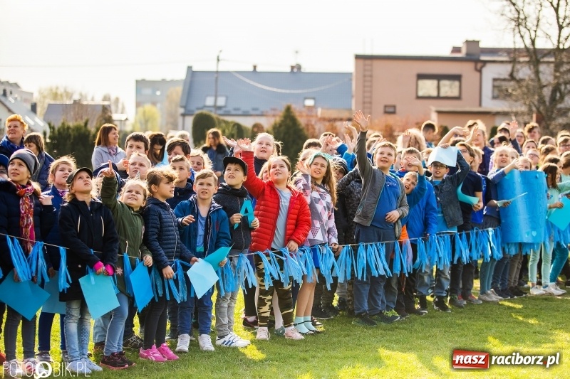 Zdjęcie w galerii na portalu naszraciborz.pl: Świecimy razem dla autyzmu. Happening w Szkole Podstawowej nr 1 wiadomości z regionu