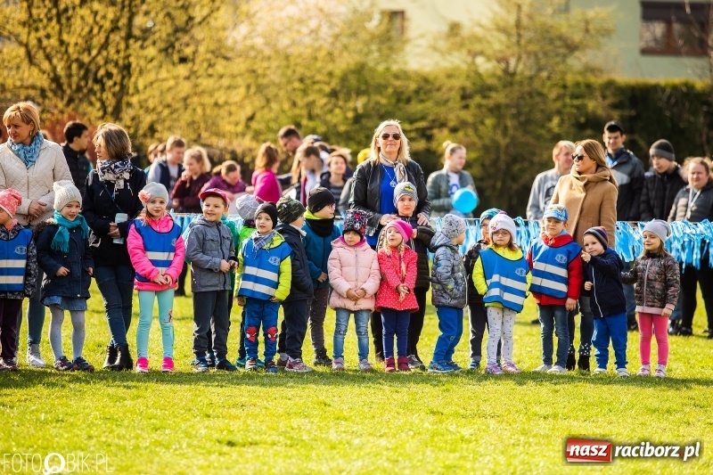 Zdjęcie w galerii na portalu naszraciborz.pl: Świecimy razem dla autyzmu. Happening w Szkole Podstawowej nr 1 wiadomości z regionu
