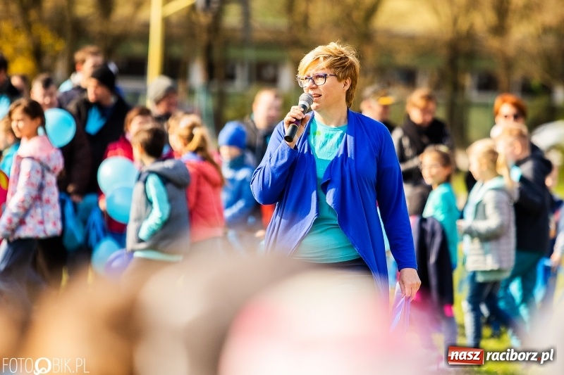 Zdjęcie w galerii na portalu naszraciborz.pl: Świecimy razem dla autyzmu. Happening w Szkole Podstawowej nr 1 wiadomości z regionu
