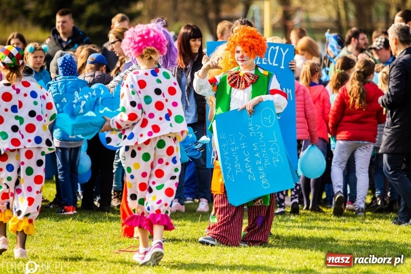Zdjęcie w galerii na portalu naszraciborz.pl: Świecimy razem dla autyzmu. Happening w Szkole Podstawowej nr 1 wiadomości z regionu