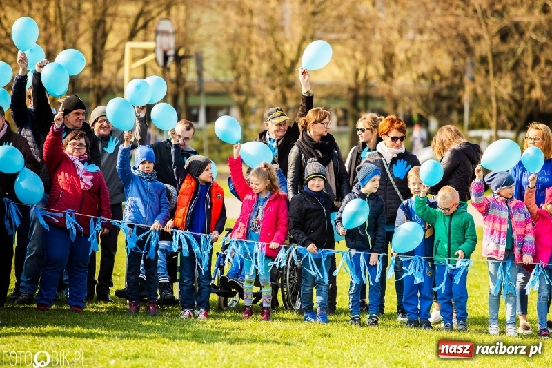 Zdjęcie w galerii na portalu naszraciborz.pl: Świecimy razem dla autyzmu. Happening w Szkole Podstawowej nr 1 wiadomości z regionu