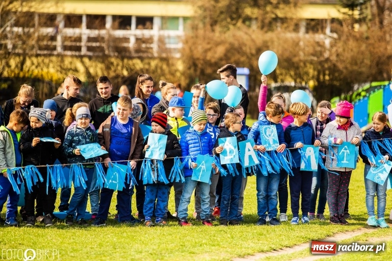 Zdjęcie w galerii na portalu naszraciborz.pl: Świecimy razem dla autyzmu. Happening w Szkole Podstawowej nr 1 wiadomości z regionu