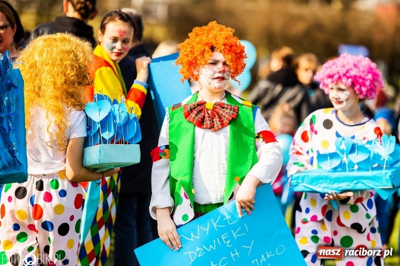 Zdjęcie w galerii na portalu naszraciborz.pl: Świecimy razem dla autyzmu. Happening w Szkole Podstawowej nr 1 wiadomości z regionu