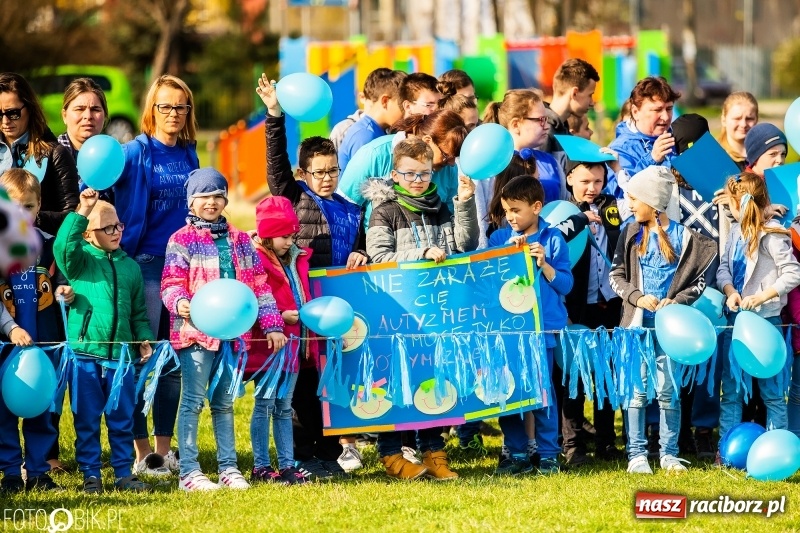 Zdjęcie w galerii na portalu naszraciborz.pl: Świecimy razem dla autyzmu. Happening w Szkole Podstawowej nr 1 wiadomości z regionu
