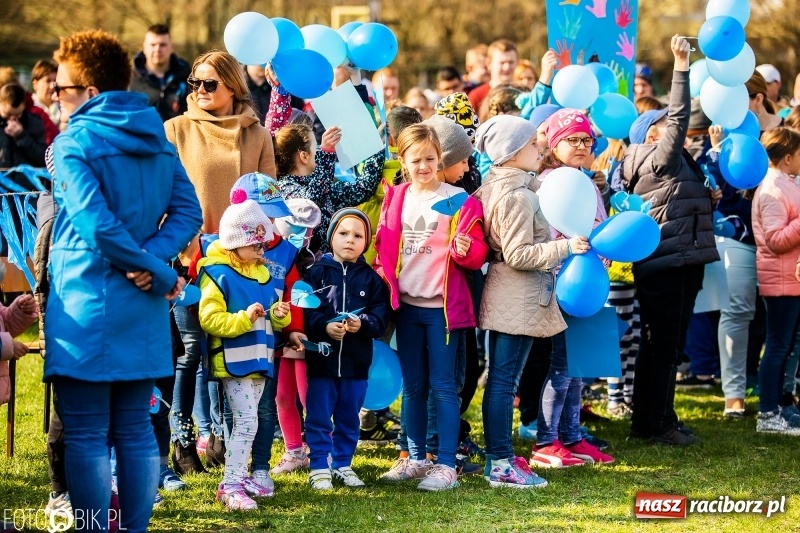 Zdjęcie w galerii na portalu naszraciborz.pl: Świecimy razem dla autyzmu. Happening w Szkole Podstawowej nr 1 wiadomości z regionu