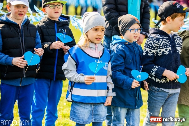 Zdjęcie w galerii na portalu naszraciborz.pl: Świecimy razem dla autyzmu. Happening w Szkole Podstawowej nr 1 wiadomości z regionu
