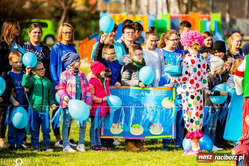 Zdjęcie w galerii na portalu naszraciborz.pl: Świecimy razem dla autyzmu. Happening w Szkole Podstawowej nr 1 wiadomości z regionu