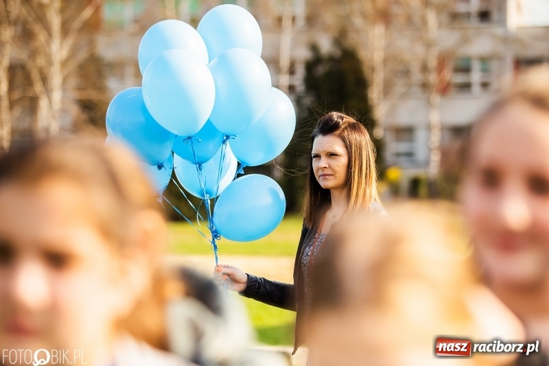 Zdjęcie w galerii na portalu naszraciborz.pl: Świecimy razem dla autyzmu. Happening w Szkole Podstawowej nr 1 wiadomości z regionu