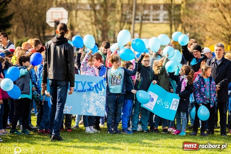 Zdjęcie w galerii na portalu naszraciborz.pl: Świecimy razem dla autyzmu. Happening w Szkole Podstawowej nr 1 wiadomości z regionu