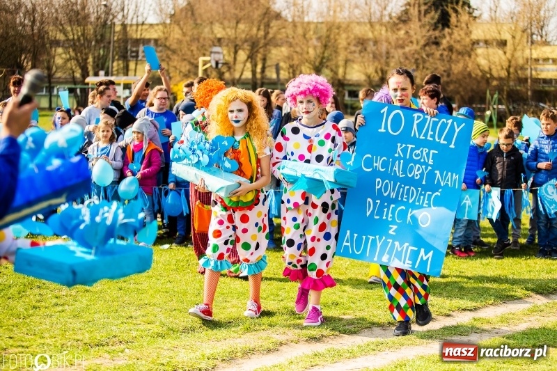 Zdjęcie w galerii na portalu naszraciborz.pl: Świecimy razem dla autyzmu. Happening w Szkole Podstawowej nr 1 wiadomości z regionu