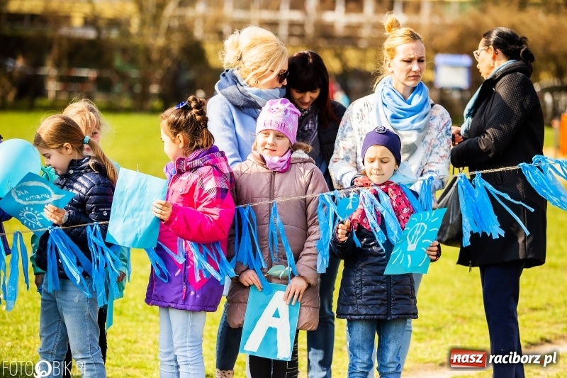 Zdjęcie w galerii na portalu naszraciborz.pl: Świecimy razem dla autyzmu. Happening w Szkole Podstawowej nr 1 wiadomości z regionu