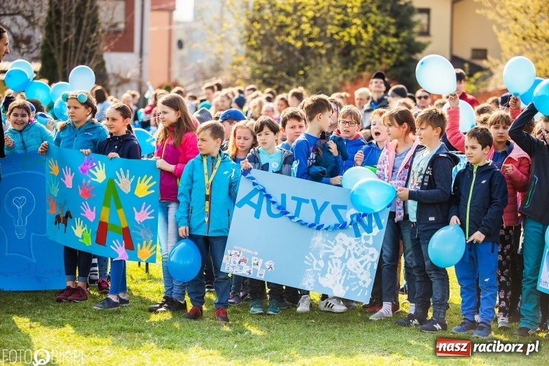 Zdjęcie w galerii na portalu naszraciborz.pl: Świecimy razem dla autyzmu. Happening w Szkole Podstawowej nr 1 wiadomości z regionu