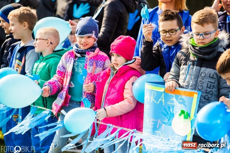 Zdjęcie w galerii na portalu naszraciborz.pl: Świecimy razem dla autyzmu. Happening w Szkole Podstawowej nr 1 wiadomości z regionu