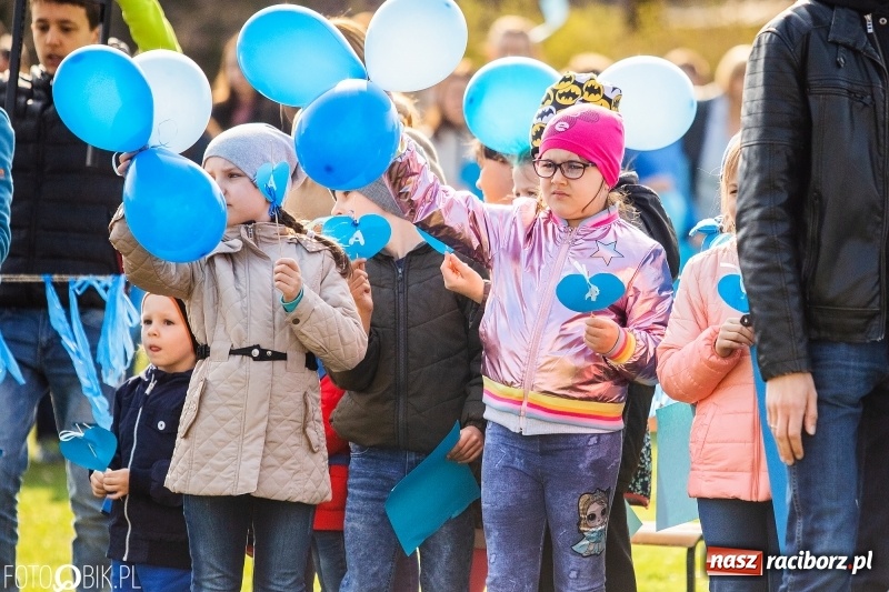 Zdjęcie w galerii na portalu naszraciborz.pl: Świecimy razem dla autyzmu. Happening w Szkole Podstawowej nr 1 wiadomości z regionu