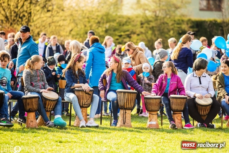 Zdjęcie w galerii na portalu naszraciborz.pl: Świecimy razem dla autyzmu. Happening w Szkole Podstawowej nr 1 wiadomości z regionu