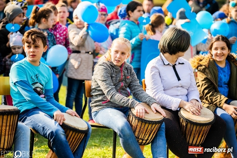Zdjęcie w galerii na portalu naszraciborz.pl: Świecimy razem dla autyzmu. Happening w Szkole Podstawowej nr 1 wiadomości z regionu