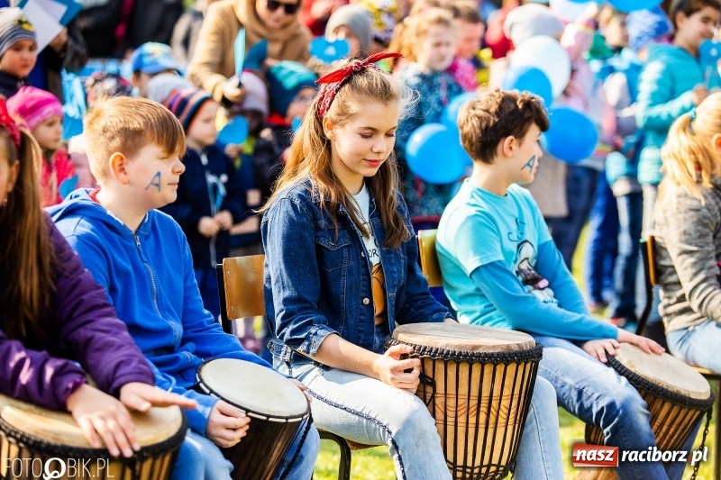 Zdjęcie w galerii na portalu naszraciborz.pl: Świecimy razem dla autyzmu. Happening w Szkole Podstawowej nr 1 wiadomości z regionu