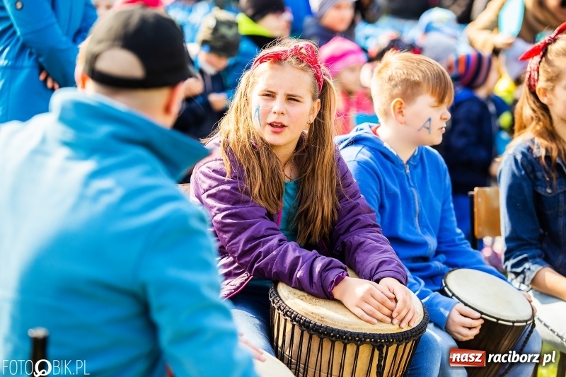 Zdjęcie w galerii na portalu naszraciborz.pl: Świecimy razem dla autyzmu. Happening w Szkole Podstawowej nr 1 wiadomości z regionu