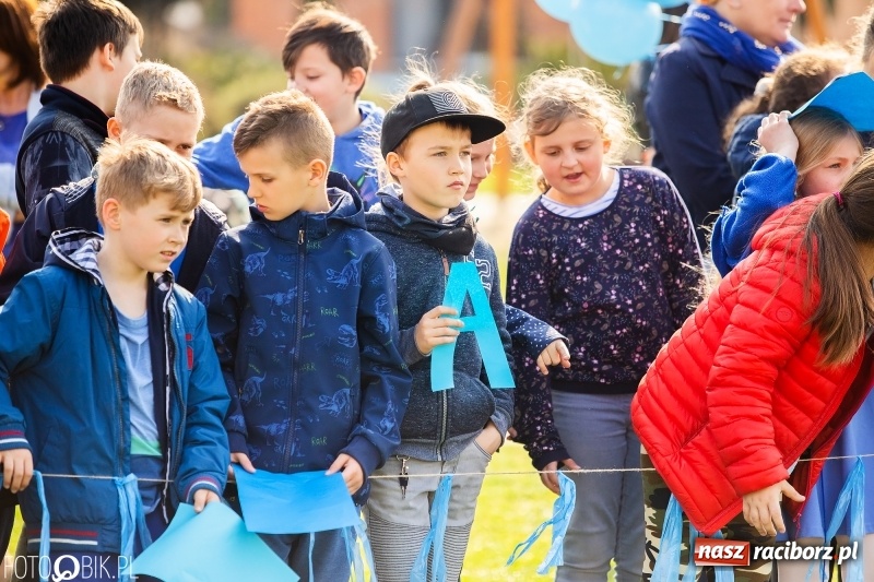 Zdjęcie w galerii na portalu naszraciborz.pl: Świecimy razem dla autyzmu. Happening w Szkole Podstawowej nr 1 wiadomości z regionu