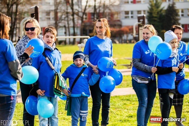Zdjęcie w galerii na portalu naszraciborz.pl: Świecimy razem dla autyzmu. Happening w Szkole Podstawowej nr 1 wiadomości z regionu