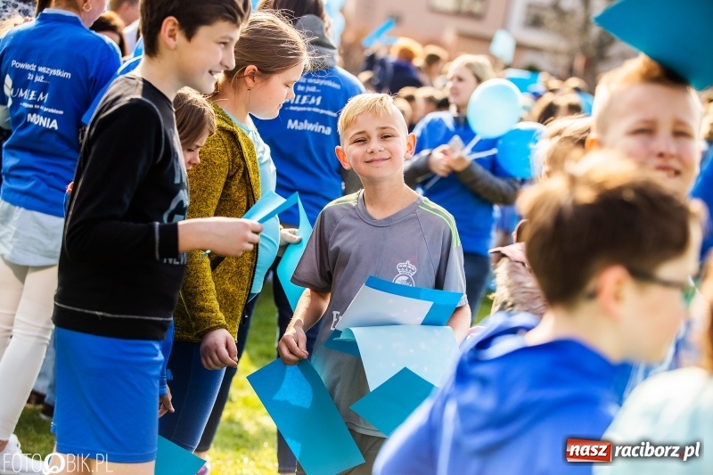 Zdjęcie w galerii na portalu naszraciborz.pl: Świecimy razem dla autyzmu. Happening w Szkole Podstawowej nr 1 wiadomości z regionu