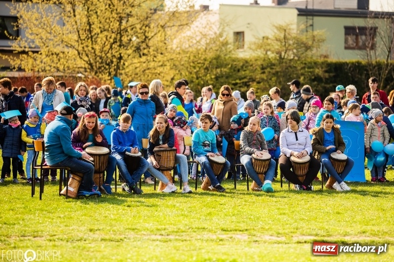 Zdjęcie w galerii na portalu naszraciborz.pl: Świecimy razem dla autyzmu. Happening w Szkole Podstawowej nr 1 wiadomości z regionu