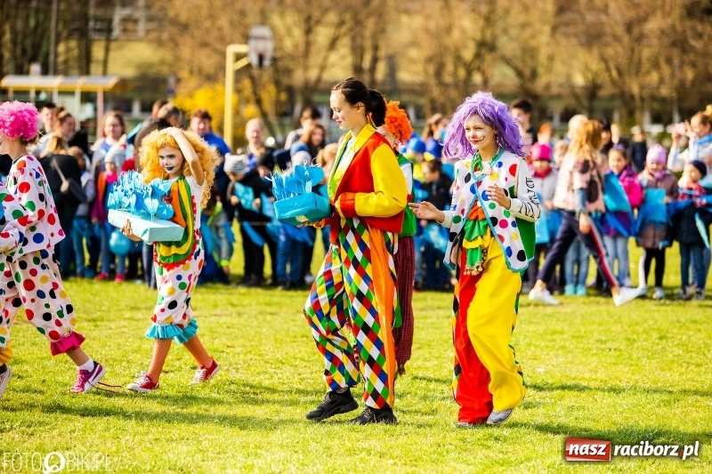 Zdjęcie w galerii na portalu naszraciborz.pl: Świecimy razem dla autyzmu. Happening w Szkole Podstawowej nr 1 wiadomości z regionu