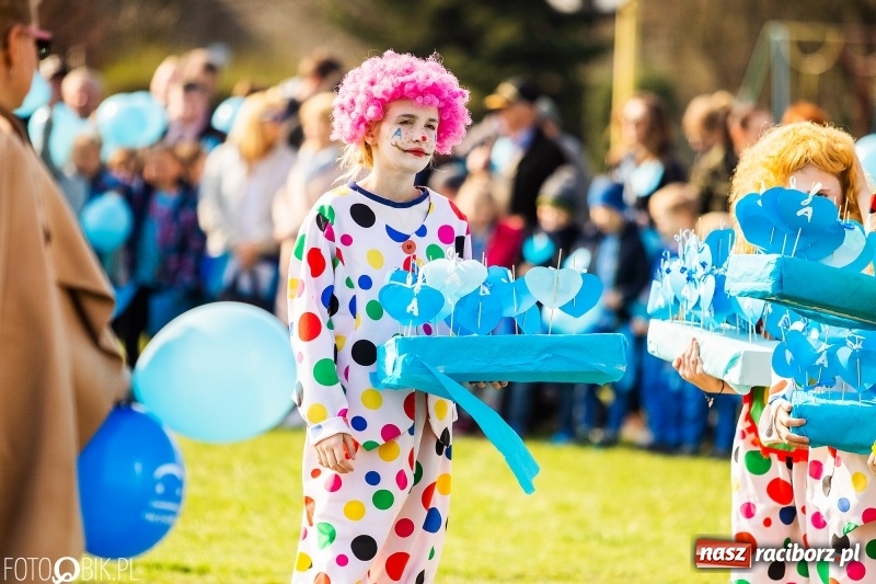 Zdjęcie w galerii na portalu naszraciborz.pl: Świecimy razem dla autyzmu. Happening w Szkole Podstawowej nr 1 wiadomości z regionu