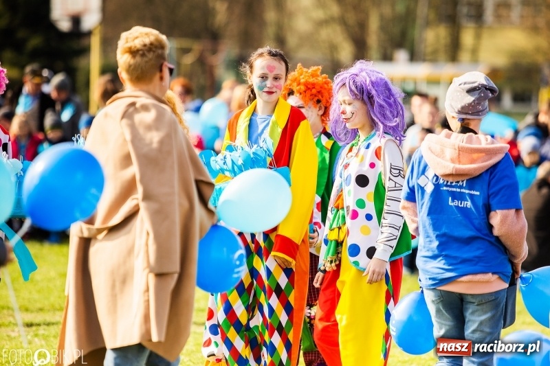 Zdjęcie w galerii na portalu naszraciborz.pl: Świecimy razem dla autyzmu. Happening w Szkole Podstawowej nr 1 wiadomości z regionu