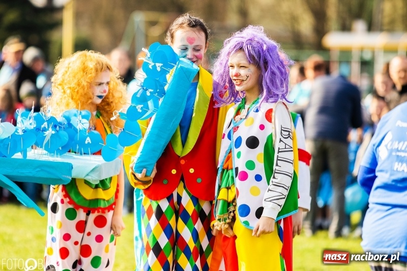 Zdjęcie w galerii na portalu naszraciborz.pl: Świecimy razem dla autyzmu. Happening w Szkole Podstawowej nr 1 wiadomości z regionu