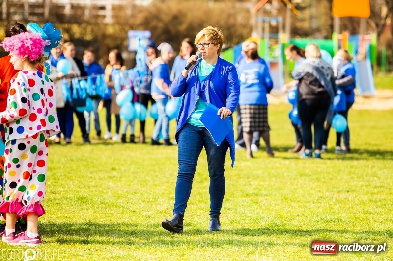 Zdjęcie w galerii na portalu naszraciborz.pl: Świecimy razem dla autyzmu. Happening w Szkole Podstawowej nr 1 wiadomości z regionu