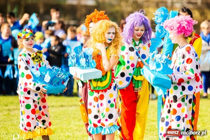 Zdjęcie w galerii na portalu naszraciborz.pl: Świecimy razem dla autyzmu. Happening w Szkole Podstawowej nr 1 wiadomości z regionu