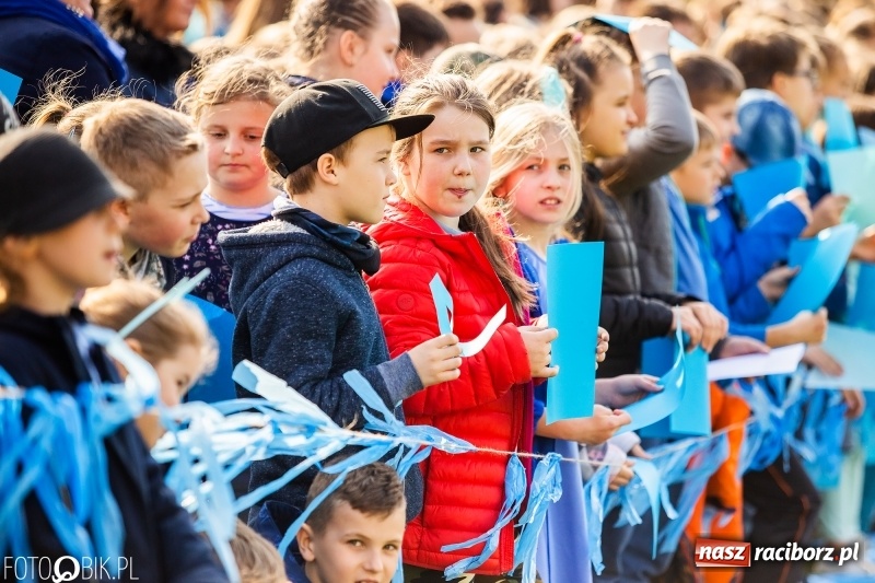 Zdjęcie w galerii na portalu naszraciborz.pl: Świecimy razem dla autyzmu. Happening w Szkole Podstawowej nr 1 wiadomości z regionu