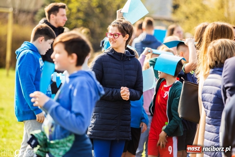 Zdjęcie w galerii na portalu naszraciborz.pl: Świecimy razem dla autyzmu. Happening w Szkole Podstawowej nr 1 wiadomości z regionu
